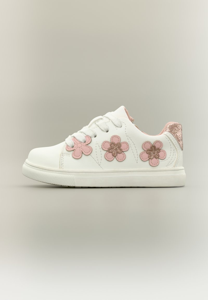 Baskets blanches à lacets avec applications de fleurs roses, talon pailleté rose et semelle en caoutchouc texturée. Tige en cuir lisse.