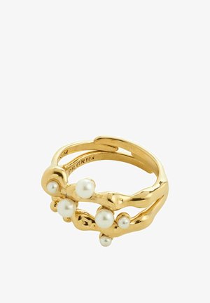 Bague en métal doré avec un design ondulé, ornée de six perles blanches rondes de tailles variées, intégrées dans une forme texturée et organique.