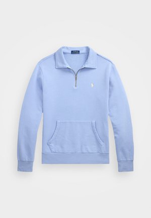 Pulover de culoare albastru deschis, realizat dintr-un material moale, având guler cu fermoar, mâneci lungi și o buzunar frontal tip kangaroo. Logo mic pe piept.