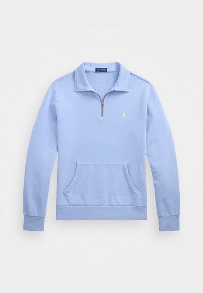 Pullover azul claro feito de tecido suave, com colarinho com zip, mangas longas e um bolso tipo canguru na frente. Pequeno logotipo no peitoral.
