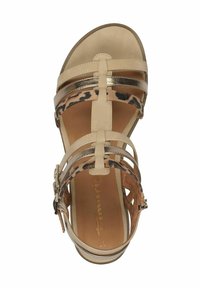 Sandalia beige con acentos de estampado de leopardo, correas metálicas, tacón plano y hebilla lateral ajustable; suela texturizada para mayor agarre.