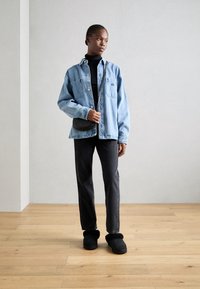 UGG Pantuflas - black