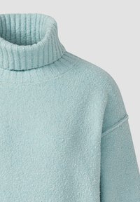 Jasnoniebieski sweter z golfem, wykonany z teksturowanej, miękkiej tkaniny; prążkowany kołnierz i mankiety; z obniżonymi ramionami dla swobodnego kroju.