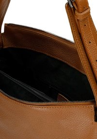 Borsa a tracolla in pelle marrone con una superficie texturizzata, caratterizzata da una chiusura con zip e un interno foderato di nero, che include una piccola tasca con zip.