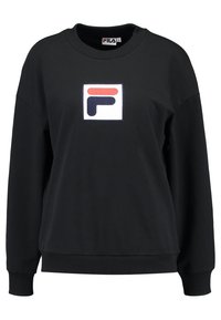 Sudadera negra de cuello redondo con puños y dobladillo acanalados, que presenta un parche cuadrado del logo de FILA en rojo, blanco y azul marino en el pecho.