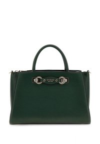 Borsa sintetica verde con design strutturato, dotata di ferramenta argento e dettaglio logo, doppio manico superiore e chiusura con cerniera.