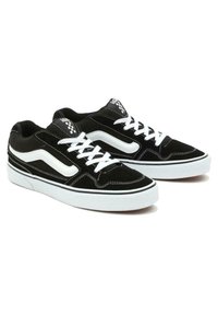 Schwarze Wildleder-Sneaker mit weißen Akzenten und Schnürsenkeln, niedriger Profilhöhe und kontrastierenden Nähten. Schachbrett-Logo auf der Zunge.