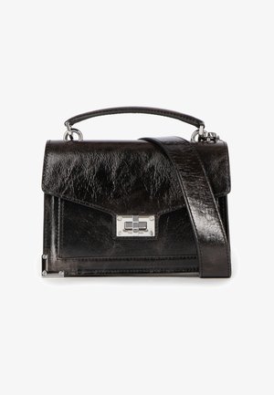 Zwarte leren handtas met een gestructureerde vorm, voorzien van een handvat bovenop en een verstelbare riem. Zilveren beslag benadrukt de voorste sluiting.