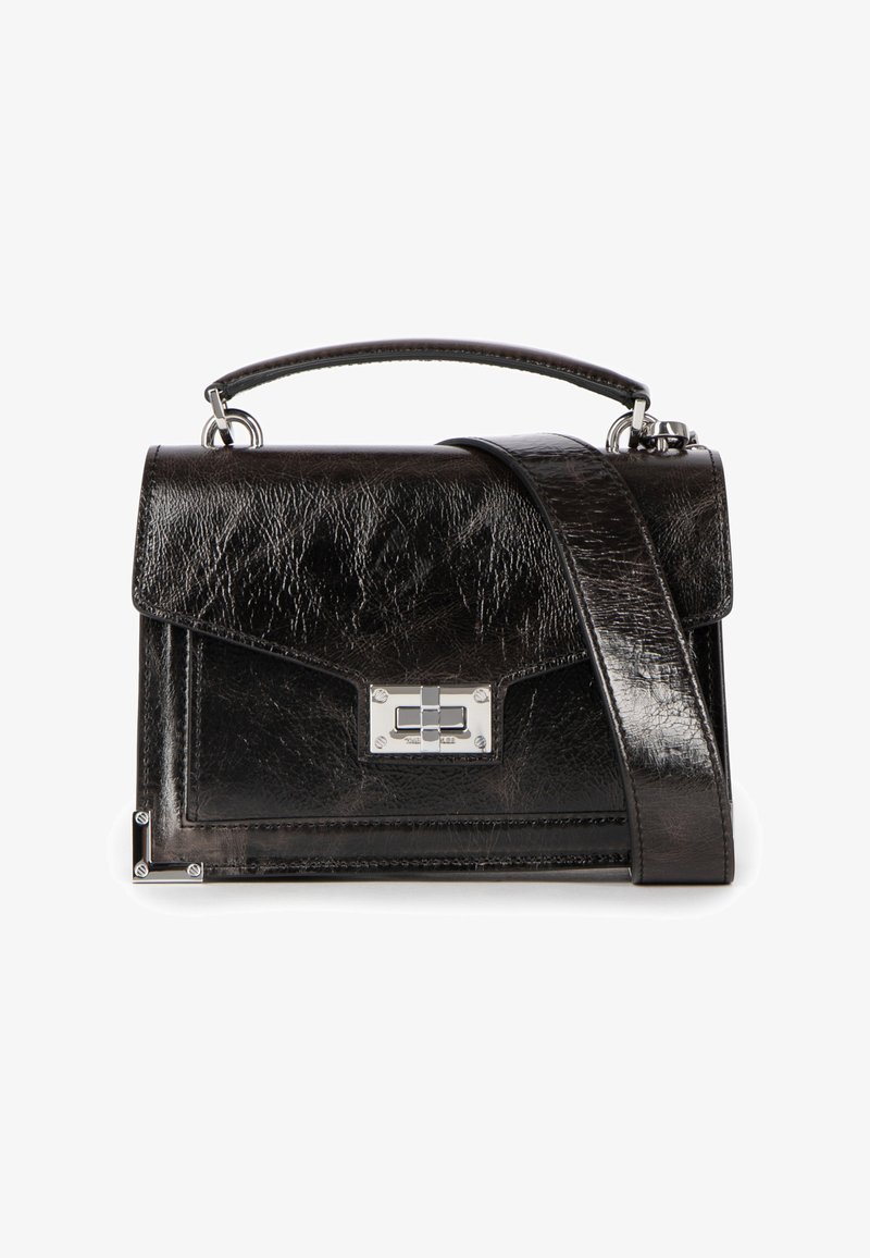Zwarte leren handtas met een gestructureerde vorm, voorzien van een handvat bovenop en een verstelbare riem. Zilveren beslag benadrukt de voorste sluiting.