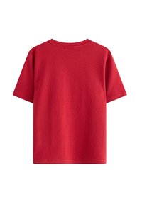 En ensfarvet rød kortærmet t-shirt vist fra ryggen på en hvid baggrund.