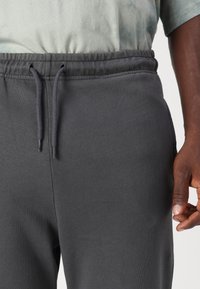 Jack & Jones JPSTKARL JJCHARGE FADED PANTS - Pantaloni sportivi - castlerock