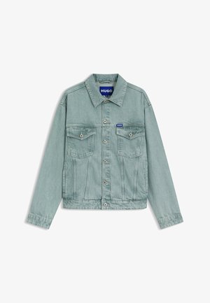 Jasno turkusowa kurtka dżinsowa z kołnierzem, dwoma kieszeniami na piersi, srebrnymi akcentami i zapięciem na guziki; miękka tekstura z widocznymi szwami.