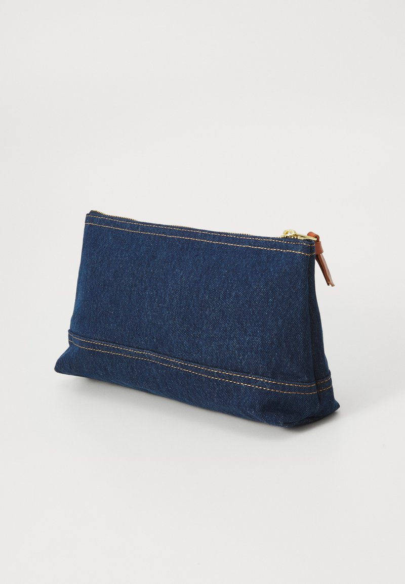 Funda de denin con forma rectangular, que presenta un cierre dorado y un acento de cuero marrón, realzada con costuras amarillas en contraste.