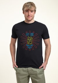 Camiseta negra con un gráfico colorido de un gato ondeando con el texto "Good Luck Ramen Bar" y rayos detrás, fabricada en un tejido suave.