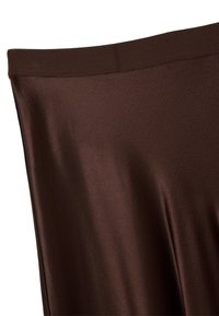 Braune hochtaillierte Leggings aus glattem, dehnbarem Stoff mit einem breiten elastischen Bund und mattem Finish.