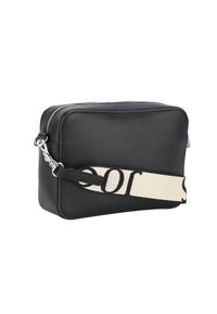 Borsa in pelle nera con superficie testurizzata, dotata di chiusura con zip e di una tracolla crema con logo stampato. Forma rettangolare compatta.
