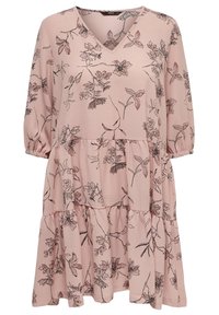 Robe florale rose avec un décolleté en V, des manches trois-quarts, un design à plusieurs niveaux et un tissu texturé. Présente des motifs floraux sombres partout.