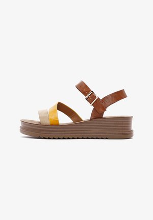 Wedge-Sandalen mit einem braunen Lederriemen, gelben und beigen Kreuzriemen sowie einer strukturierten braunen Gummisohle mit Zickzackmuster.
