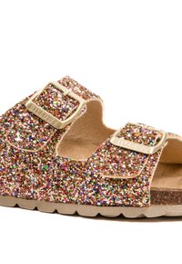 Sandale pailletée en or, ornée de paillettes multicolores, avec deux boucles ajustables dorées et une semelle en liège texturée. Semelle en caoutchouc plate.