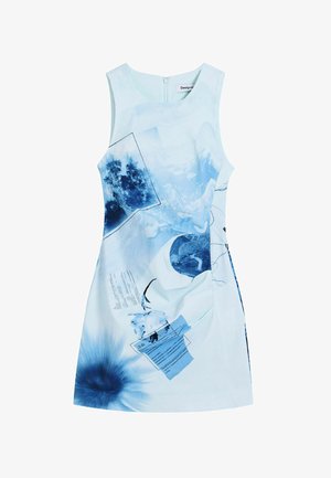 Vestido mini sin mangas en tela azul claro, con un patrón gráfico que incluye acentos en azul oscuro, imágenes y elementos de texto. Cierre de cremallera en la parte posterior.