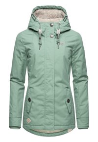 Veste imperméable vert clair avec une capuche doublée de fausse fourrure, poches avant et cordons de serrage réglables. Fini lisse et mat, fermeture à glissière.