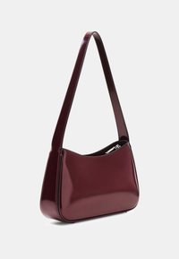 Bordowa, lakierowana torebka na ramię o zaokrąglonym kształcie, smukłym uchwycie i zamknięciu na zamek. Gładka powierzchnia i minimalistyczny design.