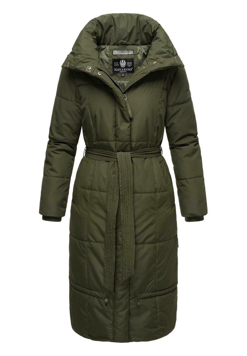 Manteau matelassé vert olive avec un col haut, une taille ceinturée et une fermeture éclair. Présente un motif matelassé et des poignets ajustables.