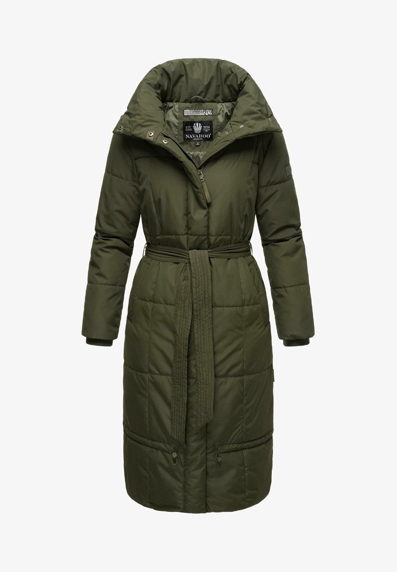 Olivno zeleni podloženi plašč z visokim ovratnikom, pasom in zadrgo. Ima prešito površino in nastavljive manšete.