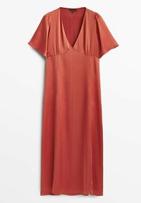 Robe couleur rouille avec un décolleté en V profond, des manches courtes et une texture lisse semblable à du satin. Présente un design fluide et une longueur de genoux.