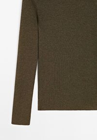 Top a maniche lunghe a coste in verde oliva scuro. Realizzato in un morbido tessuto con una forma aderente e orlo dritto, presenta una texture sottile.