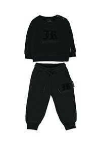 Zwart trui en joggingset voor kinderen. De trui heeft een geribbelde halslijn en logo details. De joggers hebben een elastische tailleband en zakken.