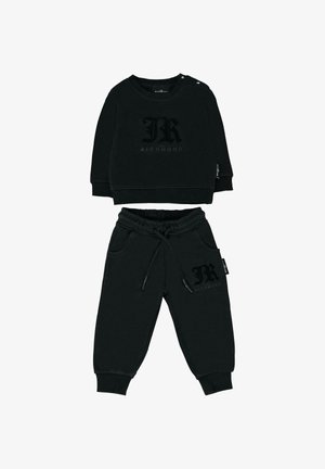Zwart trui en joggingset voor kinderen. De trui heeft een geribbelde halslijn en logo details. De joggers hebben een elastische tailleband en zakken.