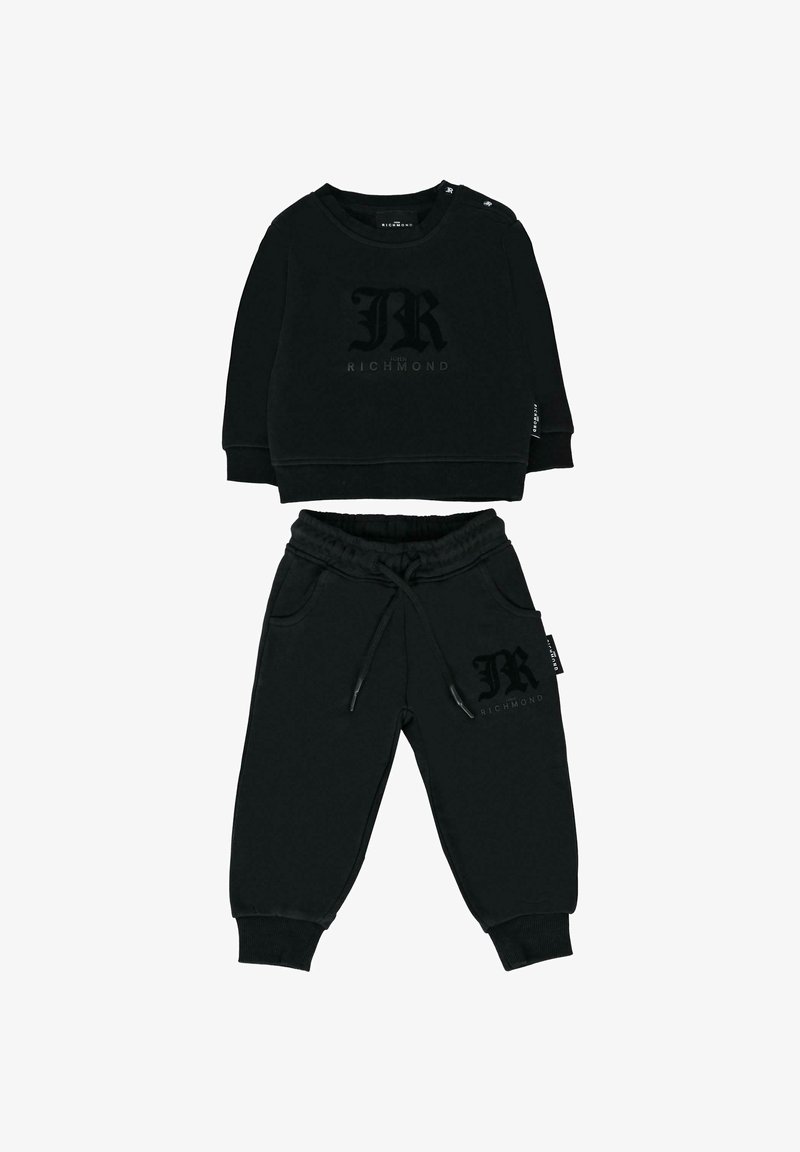 Zwart trui en joggingset voor kinderen. De trui heeft een geribbelde halslijn en logo details. De joggers hebben een elastische tailleband en zakken.