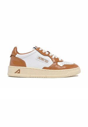 Sneaker bianco e marrone a taglio basso con suola e lacci beige, punta traforata e nome del marchio "Autry" sul pannello laterale e sulla linguetta del tallone.