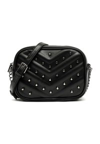 Černá kabelka crossbody z umělé kůže s designem v chevron vzoru, stříbrné hroty na povrchu, nastavitelný popruh a kovové akcenty.