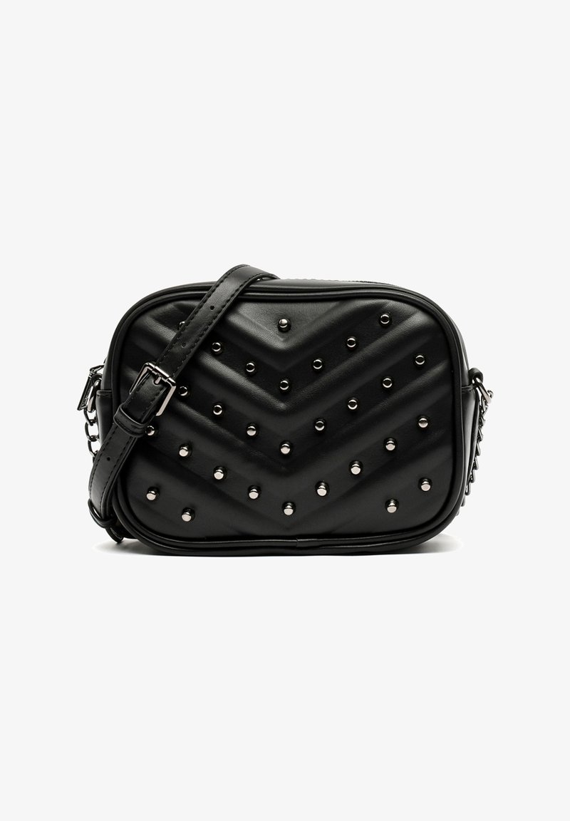 Juodas dirbtinės odos per petį nešiojamas krepšys su zigzaginio rašto siuvinėjimu, sidabriniais_stubais ant paviršiaus, reguliuojamu dirželiu ir metaliniais akcentais.