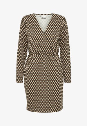 Juoda ir smėlio spalvos languota suknele su ilgomis rankovėmis, V formos iškirpte, prigludusia liemeniu ir kelių ilgio apdaila. Pagaminta iš minkštos, tekstūrintos medžiagos.