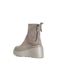 Stivaletto in suede beige con punta rotonda, zip laterale e suola piatta spessa. Design sagomato con finitura testurizzata e tassello per aiutare nella calzata.