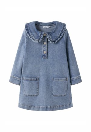 Vestito per bambini in denim blu con maniche lunghe, colletto Peter Pan arricciato, tre bottoni frontali e due tasche applicate sul davanti.