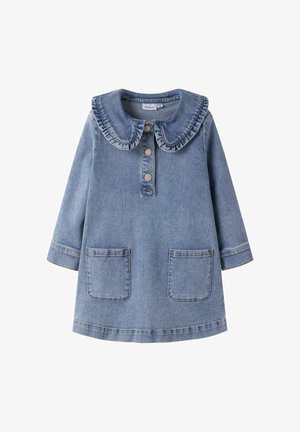 Robe en denim bleu pour tout-petit avec manches longues, col Claudine à volants, trois boutons sur le devant et deux poches plaquées à l'avant.