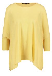 Gelber übergroßer Pullover mit einem weiten Rundhalsausschnitt, drei Viertelärmeln und einem fließenden Design. Weiches Strickmaterial mit strukturierten Details.