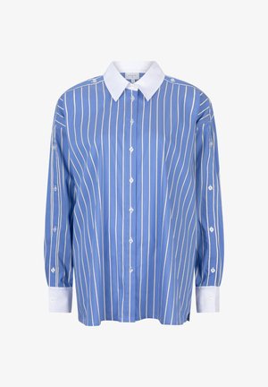 Lichtblauw overhemd met witte verticale strepen, witte kraag en manchetten, met een afgeronde zoom en lange, iets gepofte mouwen.