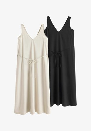 Dvě midi šaty bez rukávů s výstřihem do V a pásky v pase, jedna v béžové a druhá v černé, zobrazené vedle sebe na bílém pozadí.