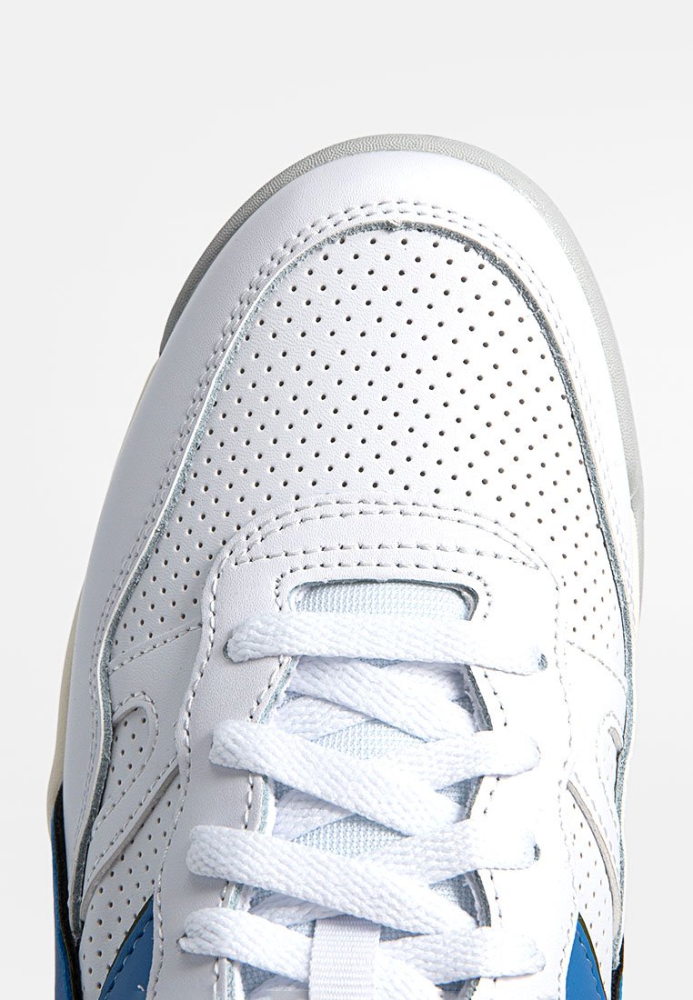 Białe perforowane skórzane sneakersy z jasnoniebieskimi akcentami i szarymi detalami. Posiadają białe sznurowadła oraz zaokrąglony czubek.