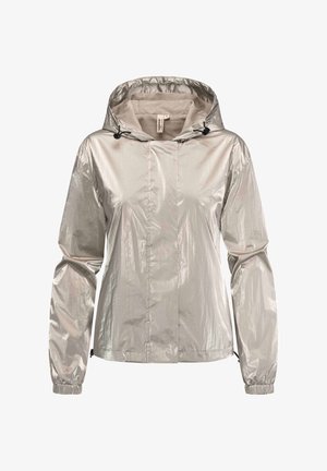 Metāliski sudraba viegla jakas ar kapuci, elastīgām piedurknēm, priekšējo rāvējslēdzēju un auklu, kurai ir gluda, atstarojoša tekstūra.