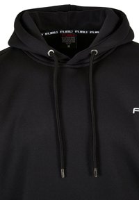 Schwarzer Hoodie mit strukturierter Oberfläche, Kapuze mit Kordelzug und silbernen Beschlägen. Mit weißem Logo und Etikett mit der Größenangabe "M".