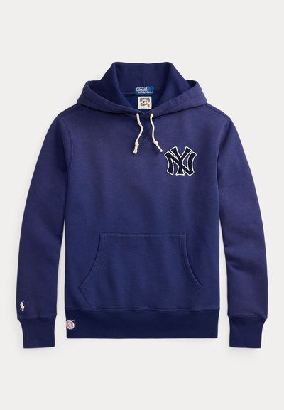 Marineblå hettegenser laget av mykt stoff, med frontlomme, hvite snører og brodert NY-logo på brystet.