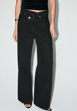 Vaqueros a campana - black denim