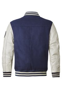 Marineblaue Sportjacke mit weißen Lederärmeln, geripptem Kragen und Bündchen mit blauen und cremefarbenen Streifen, glatter Textur und solidem Design.