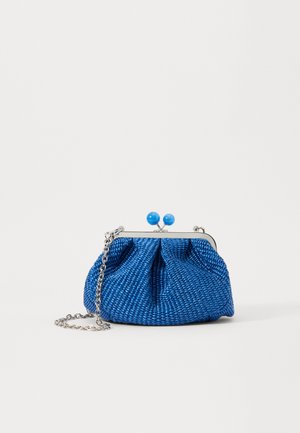 Blaue gewebte Clutch-Tasche mit strukturierter Oberfläche, Metallrahmen und doppelten blauen Perlenakzenten. Verfügt über einen silbernen Kettenriemen zum Tragen.